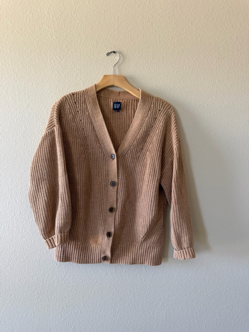 GAP Women's Ribbed V-Neck Button Cardigan in Camel